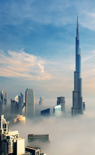 现代办公环境,宽敞明亮的会议室,配备先进设备,团队成员正在讨论项目方案,体现专业高效的工作氛围